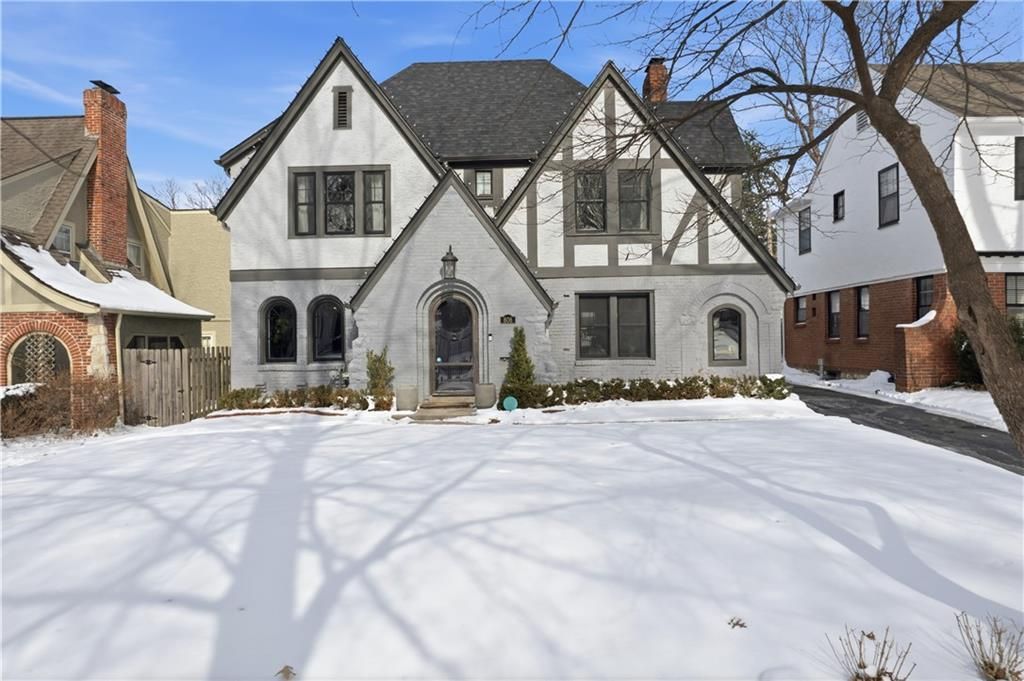 808 W Gregory Boulevard, Kansas City, MO 64113 Main Photo