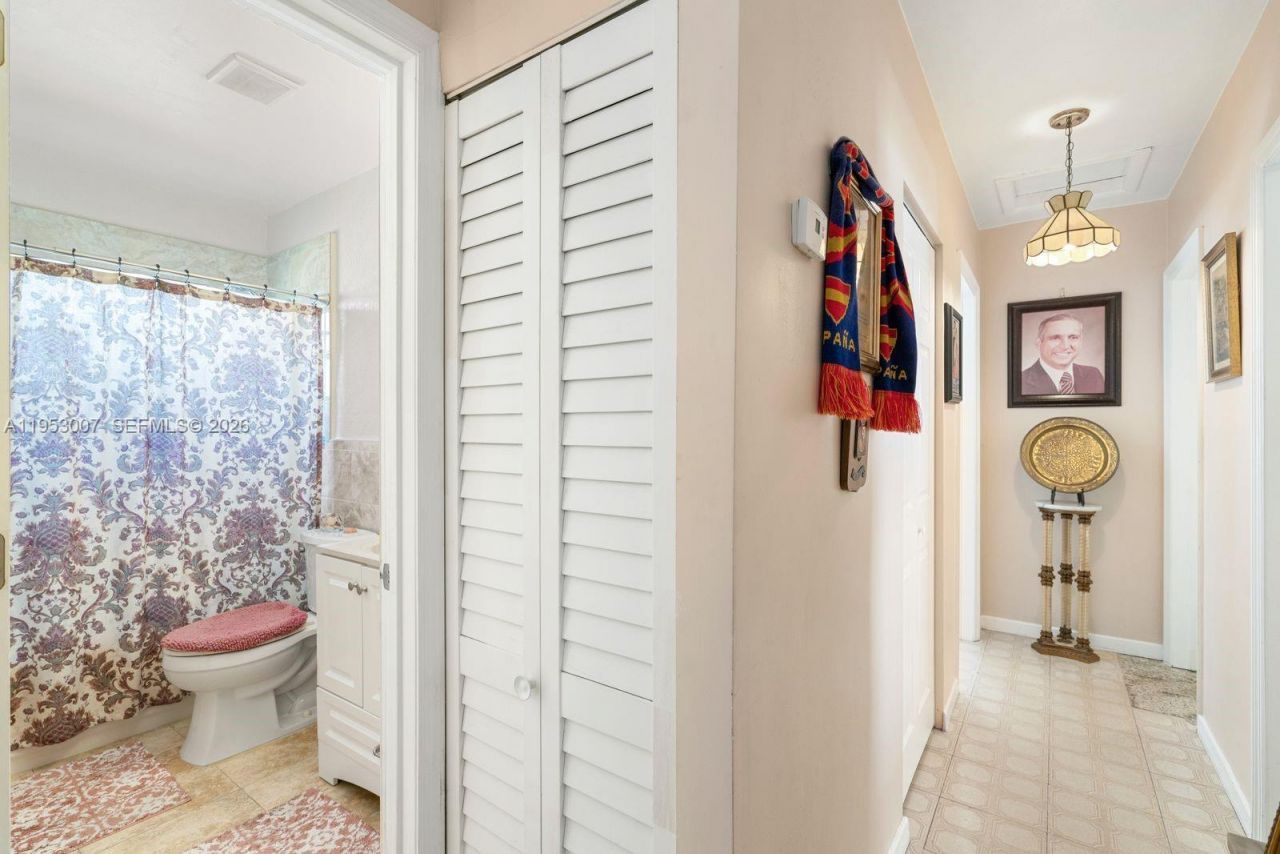 5770 NW 111th St, Hialeah, FL 33012 Photo