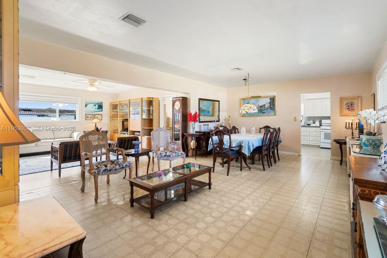 5770 NW 111th St, Hialeah, FL 33012 Photo