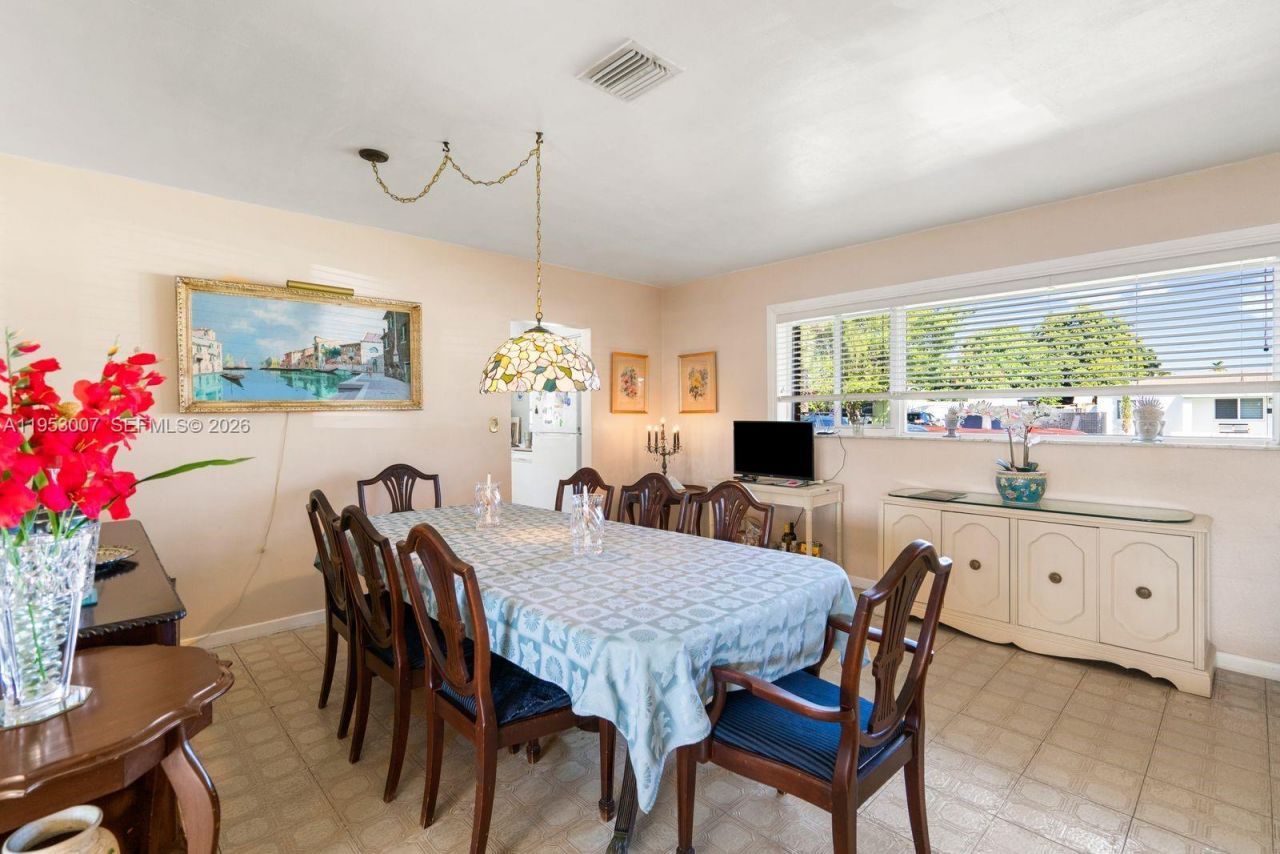 5770 NW 111th St, Hialeah, FL 33012 Photo