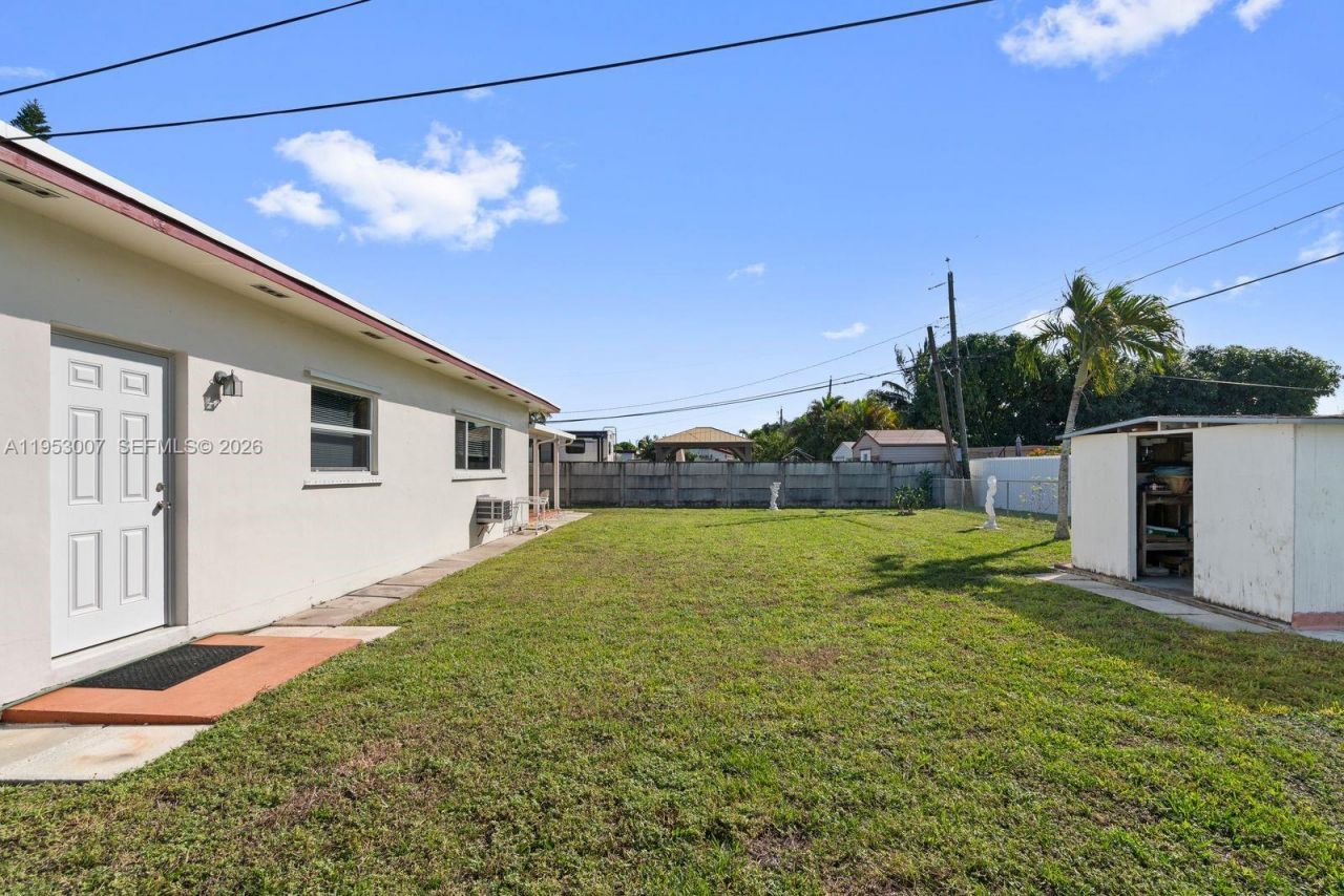 5770 NW 111th St, Hialeah, FL 33012 Photo