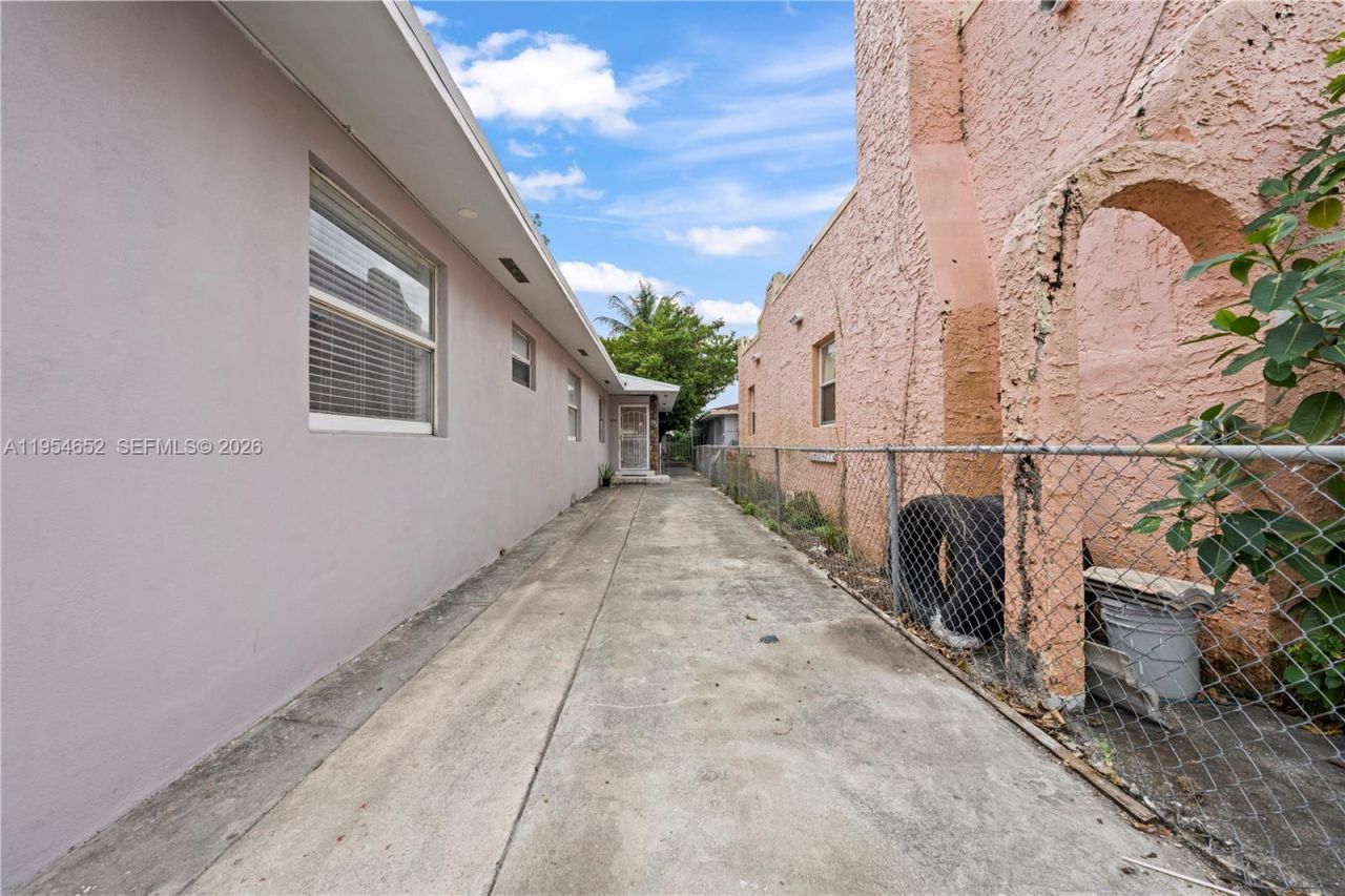 2110 NW 34th St , Miami, FL 33142 Photo