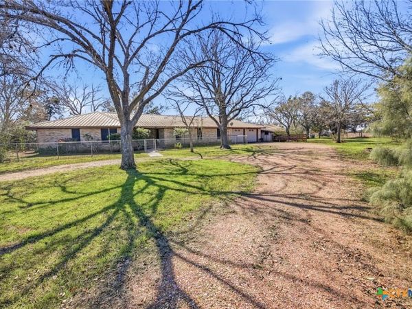 890 State Highway 95, Yoakum, TX 77995