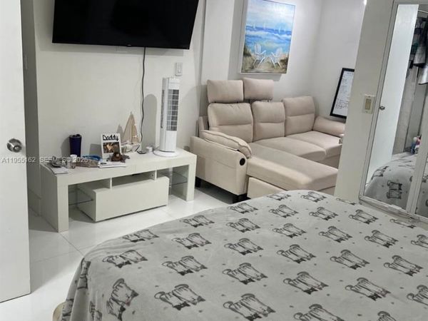 246 Poinciana Dr, Unit 504, Sunny Isles Beach, FL 33160