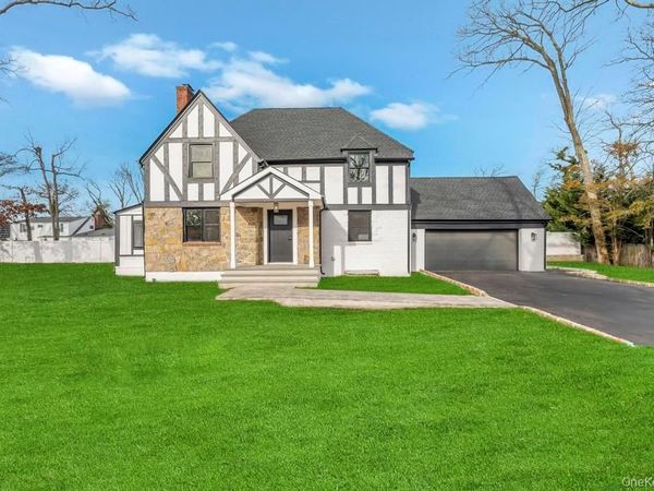 15 Bayview Street E, Massapequa, NY 11758