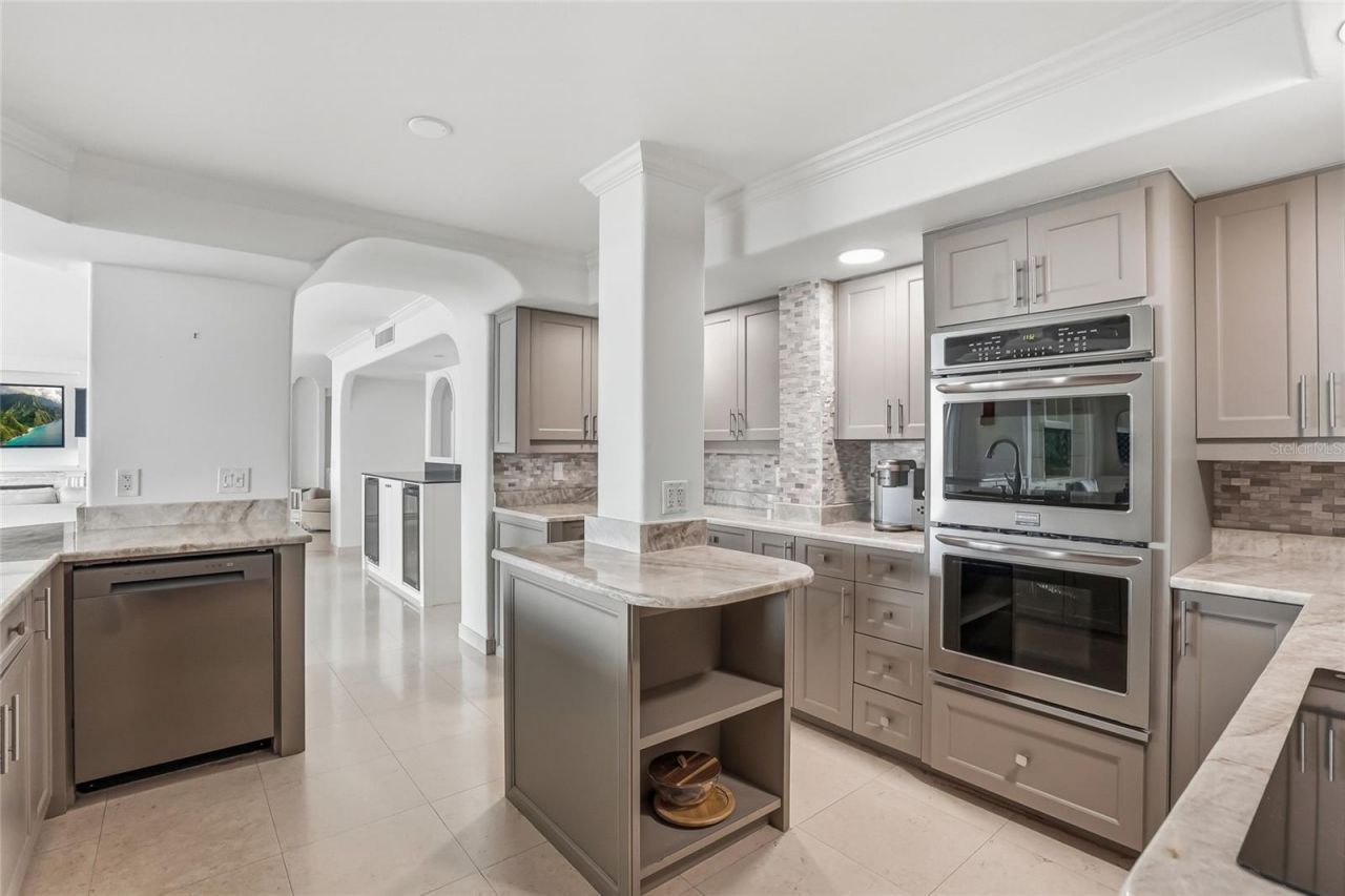 5700 Mariner Street, Unit 702, Tampa, FL 33609 Photo