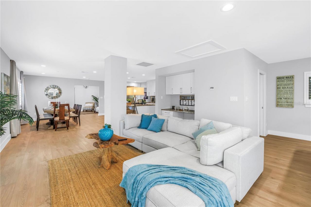 134 Riviera Way Ne, Saint Petersburg, FL 33704 Photo