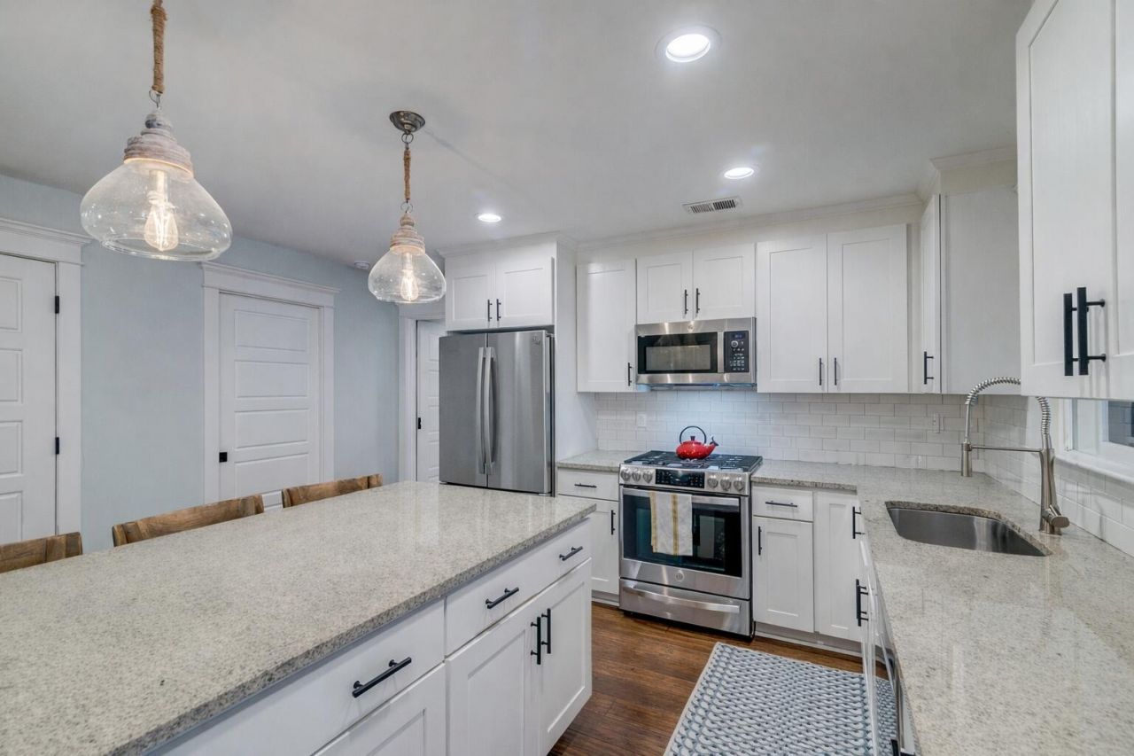 902 Mikell Drive Photo 4