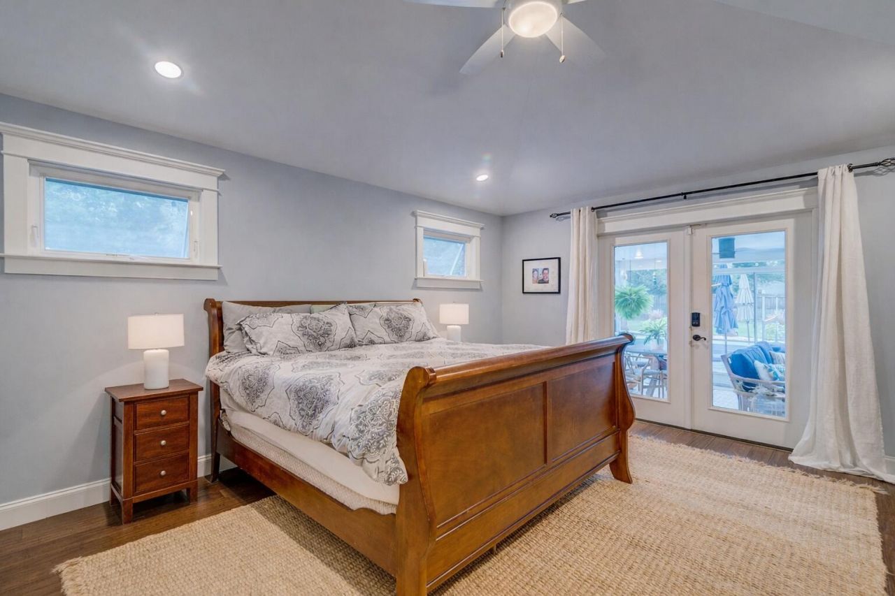 902 Mikell Drive Photo 5