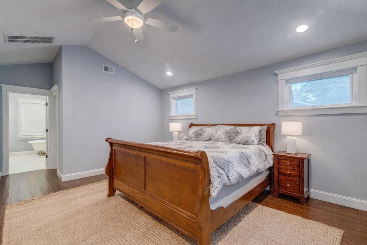 902 Mikell Drive Photo 6