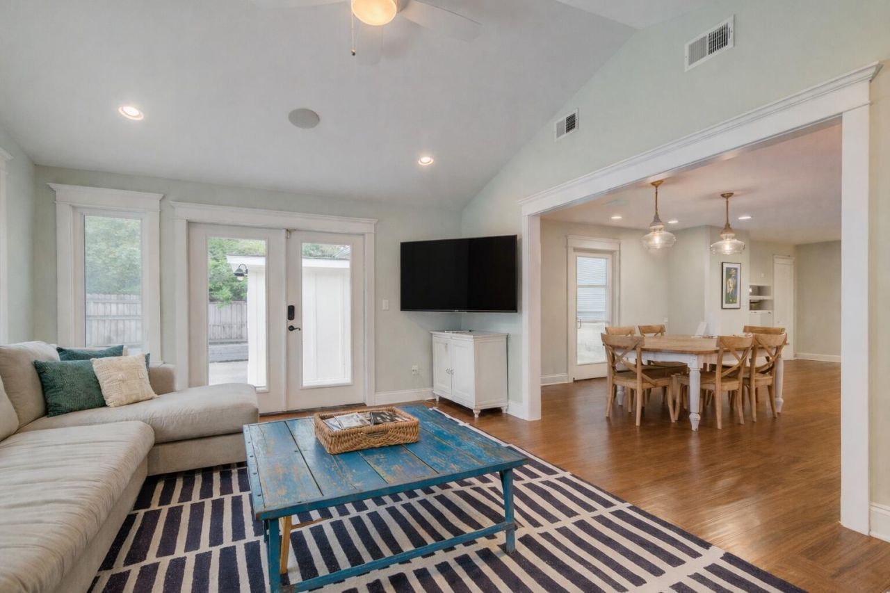 902 Mikell Drive Photo 8