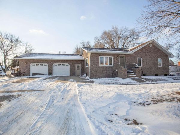 1014 E call st, Algona, IA 50511