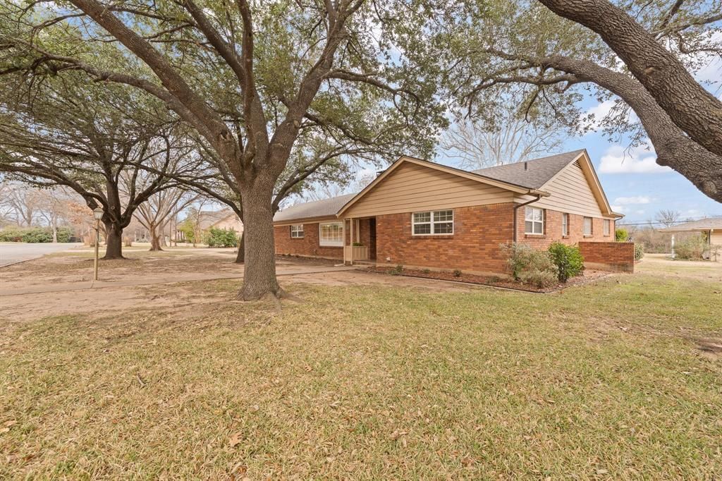 1105 S Walnut Street, Cleburne, TX 76033 Main Photo