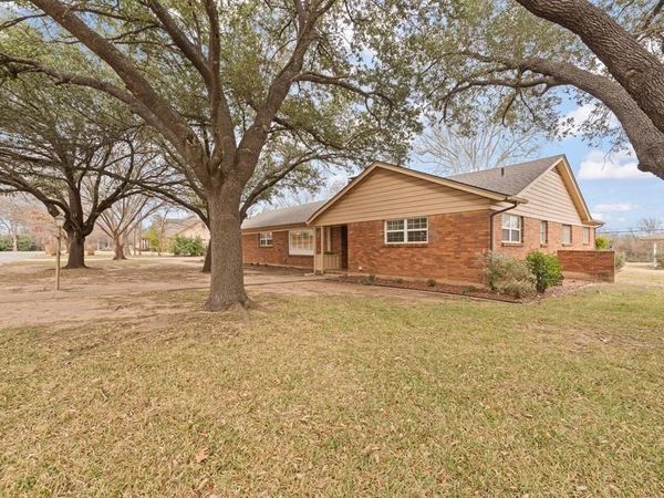 1105 S Walnut Street, Cleburne, TX 76033