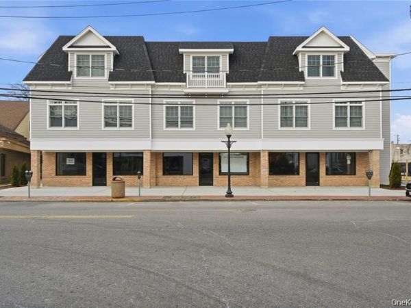 180 Deer Park Avenue, Unit 209, Babylon, NY 11702