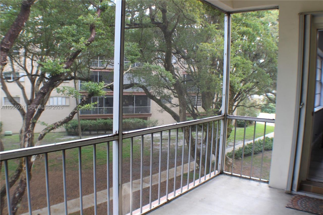 6731 Cypress Rd, Unit 205, Plantation, FL 33317 Photo