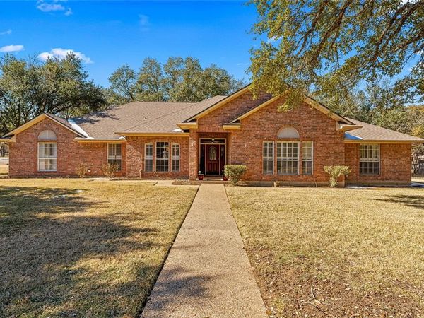 201 Cobblestone Lane, Crawford, TX 76638