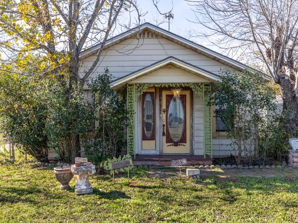 905 4th, Floresville, TX 78114