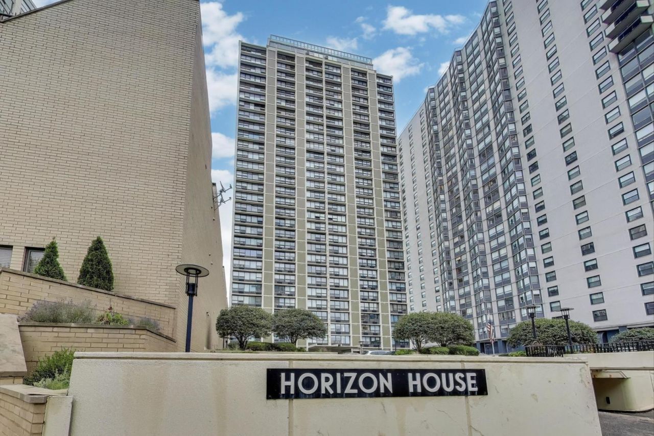 5733 N Sheridan Road, Unit 23B, Chicago, IL 60660 Main Photo