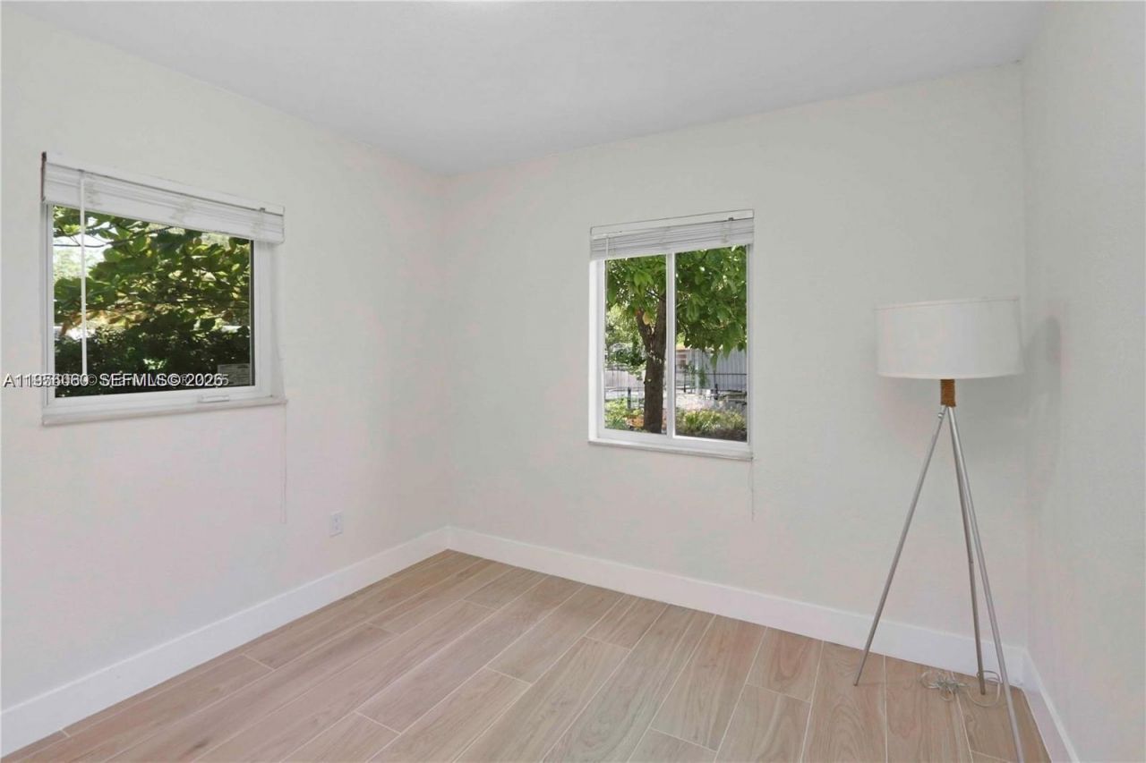 990 NE 159th St, North Miami Beach, FL 33162 Photo