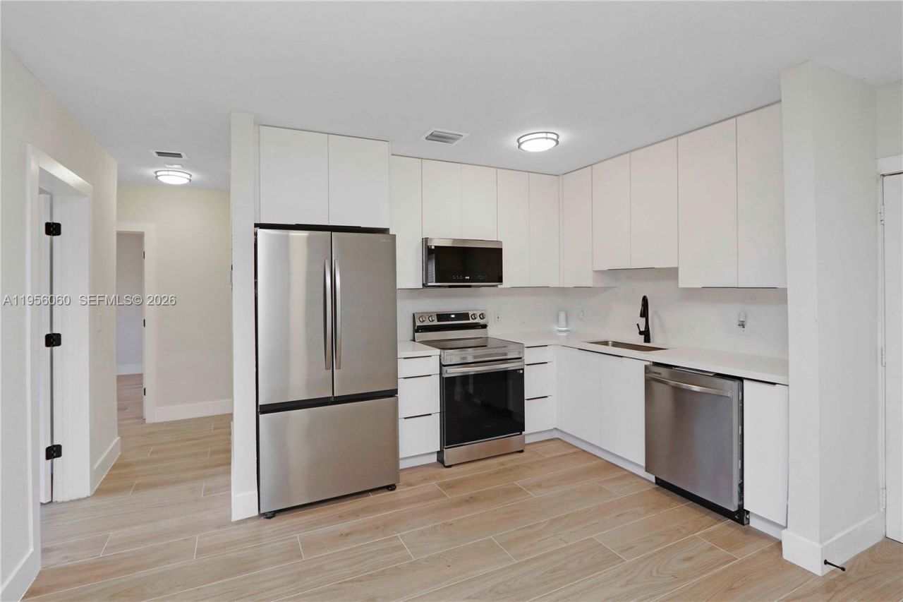 990 NE 159th St, North Miami Beach, FL 33162 Photo