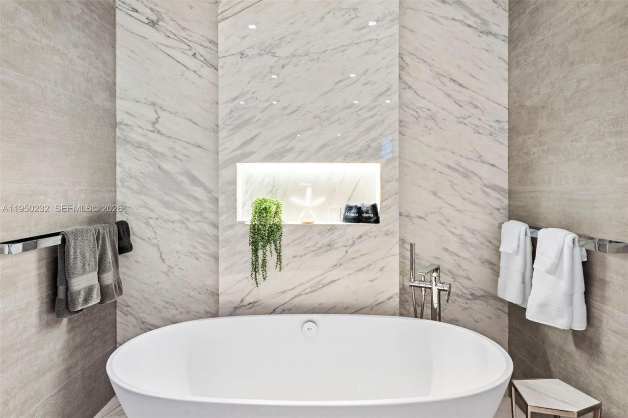 1000 S Pointe Dr, Unit 2802, Miami Beach, FL 33139 Photo