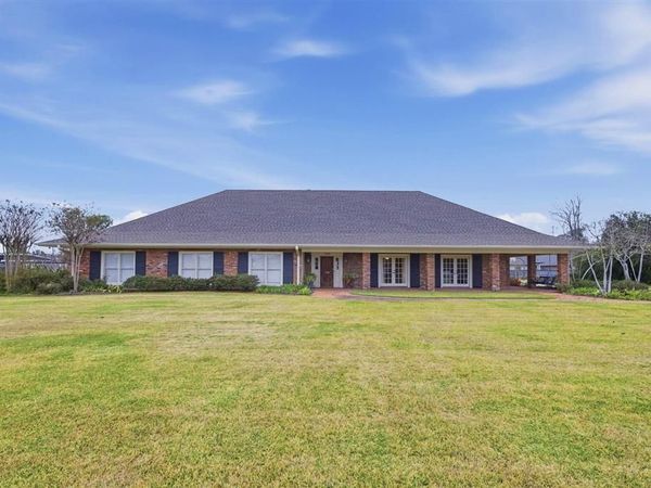 800 Bayou Oaks Lane, Lake Charles, LA 70605