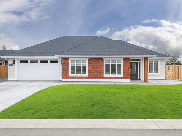 908 Ridgeline Blvd, Parksville X1X 1X1