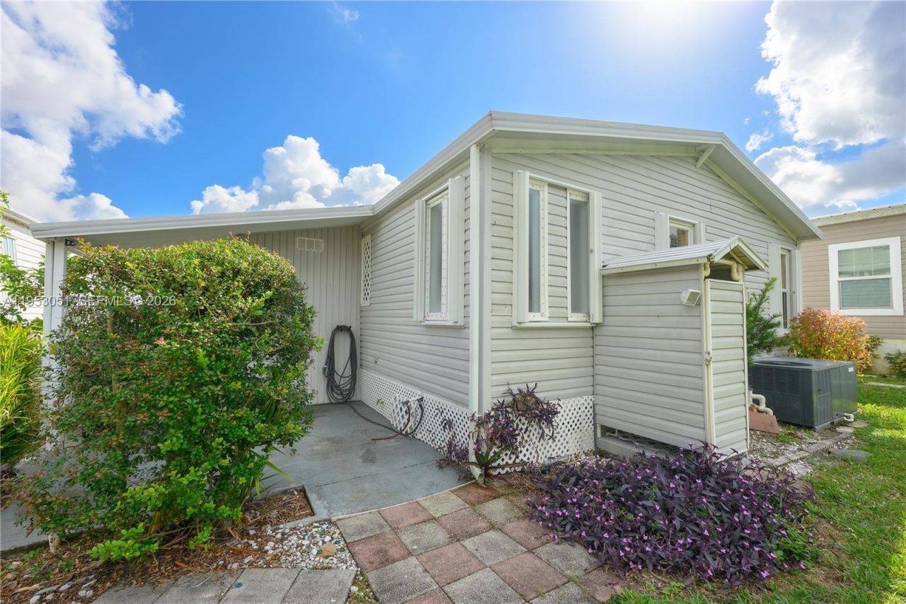 5611 SW 32nd Ter, Dania Beach, FL 33312 Photo