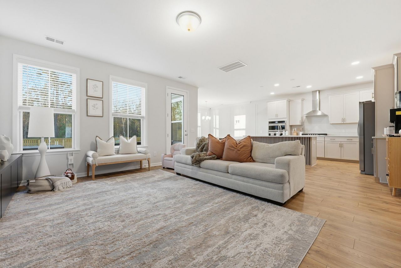 8699 Windsor Hill Boulevard Photo 7