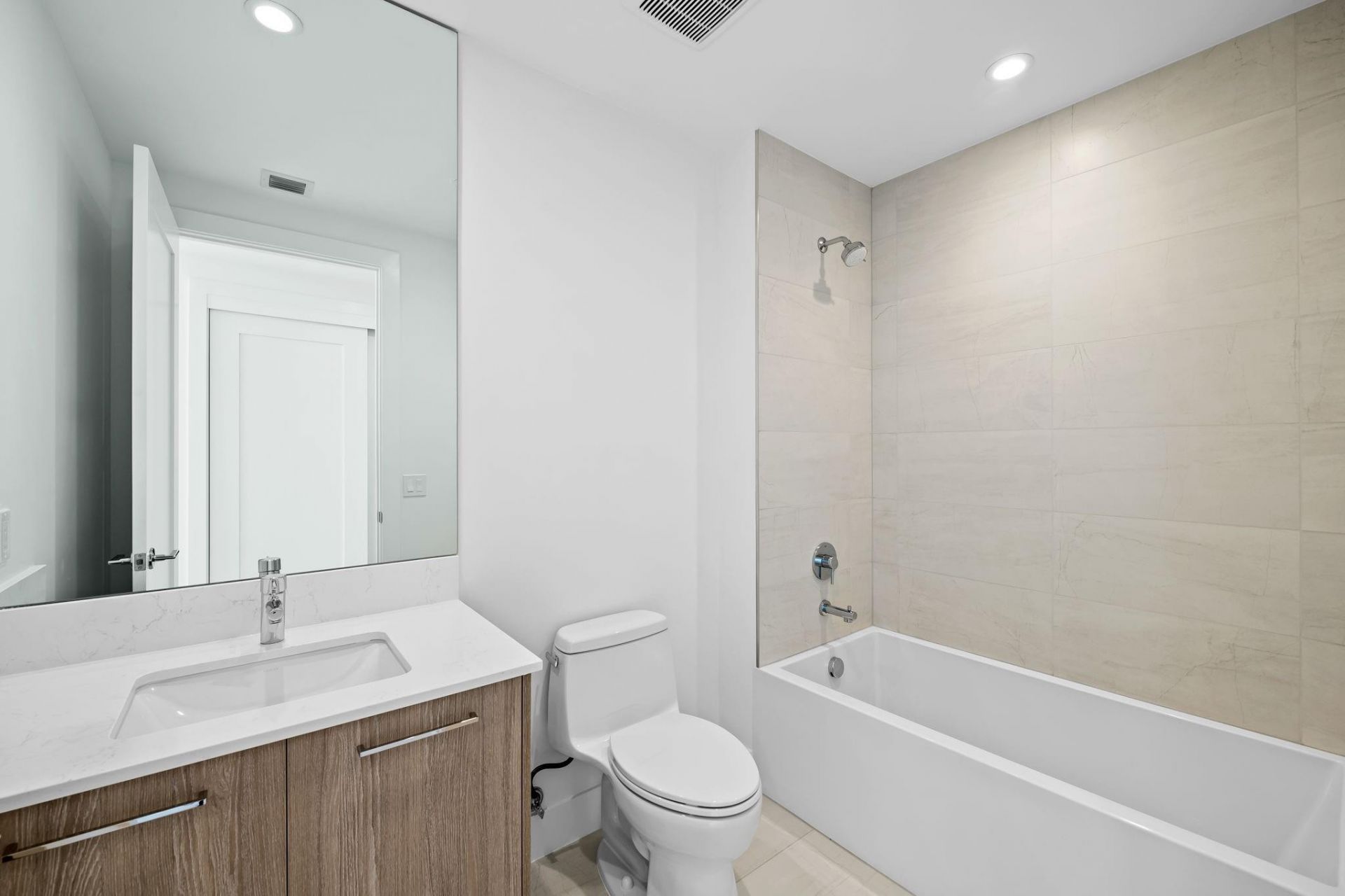 153 N Seabreeze, Unit 2404-S, Fort Lauderdale, FL 33304 Photo