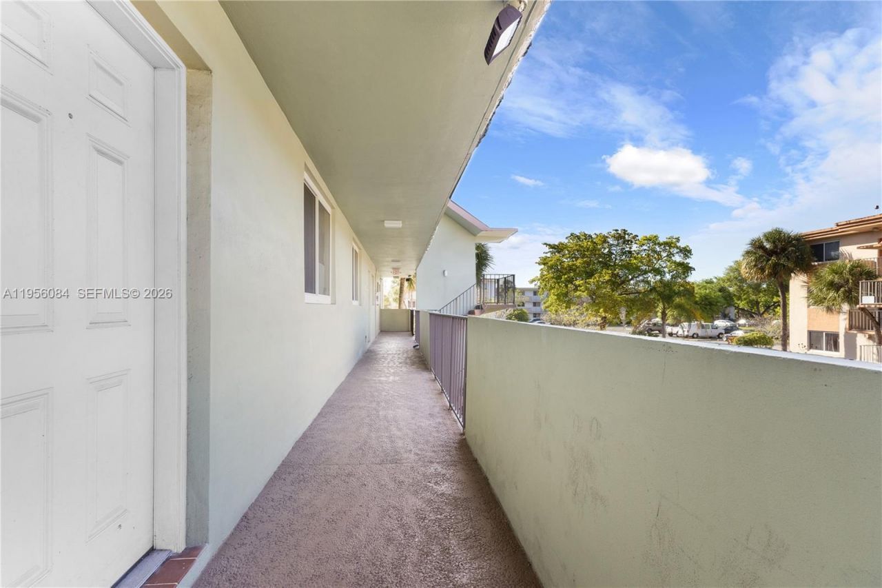 5935 Del Lago Cir, Unit 209, Sunrise, FL 33313 Photo