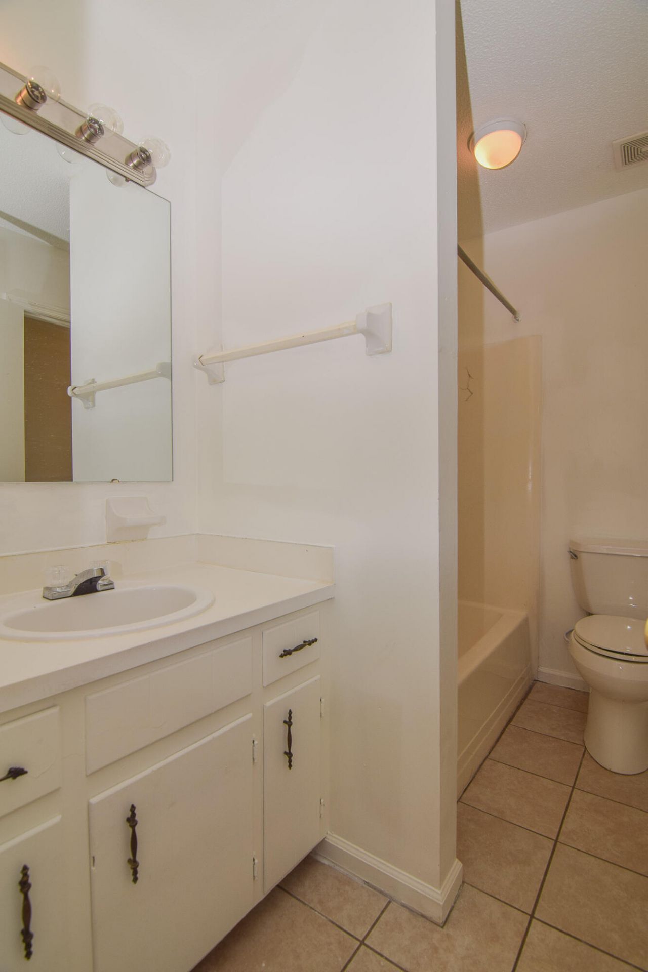 115 Ashwood Court Photo 8