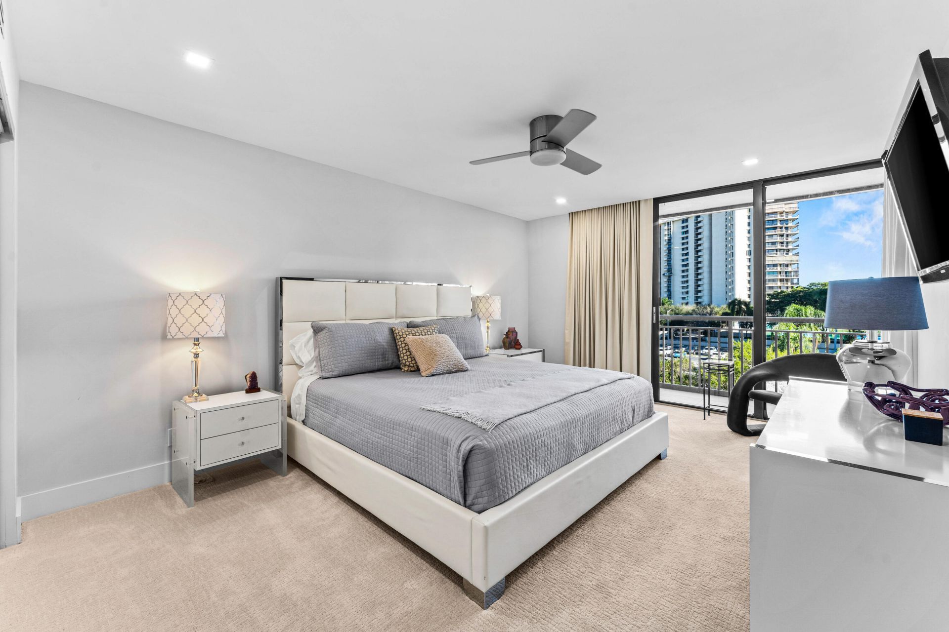 2427 Presidential Way, Unit 404, West Palm Beach, FL 33401 Photo