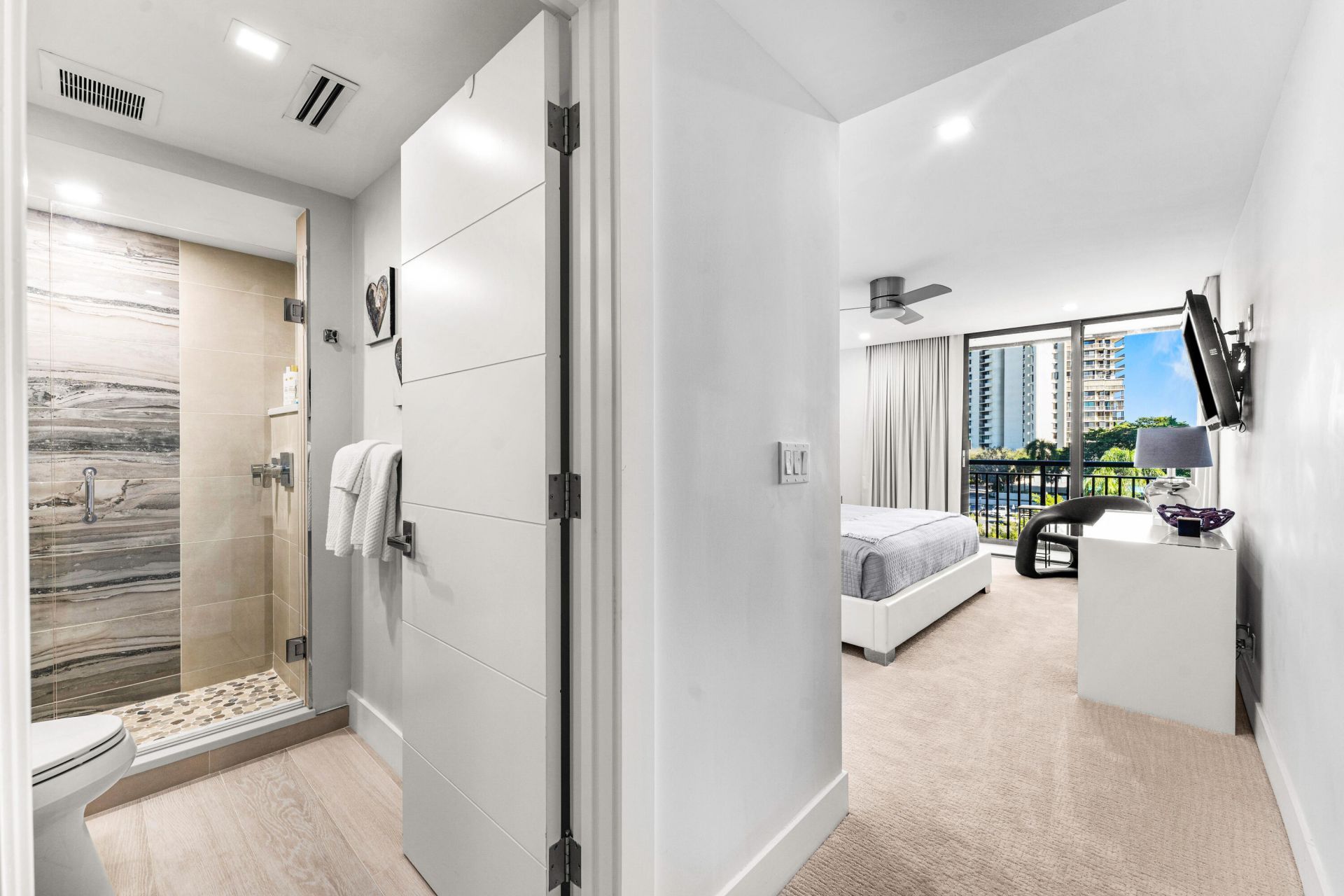 2427 Presidential Way, Unit 404, West Palm Beach, FL 33401 Photo