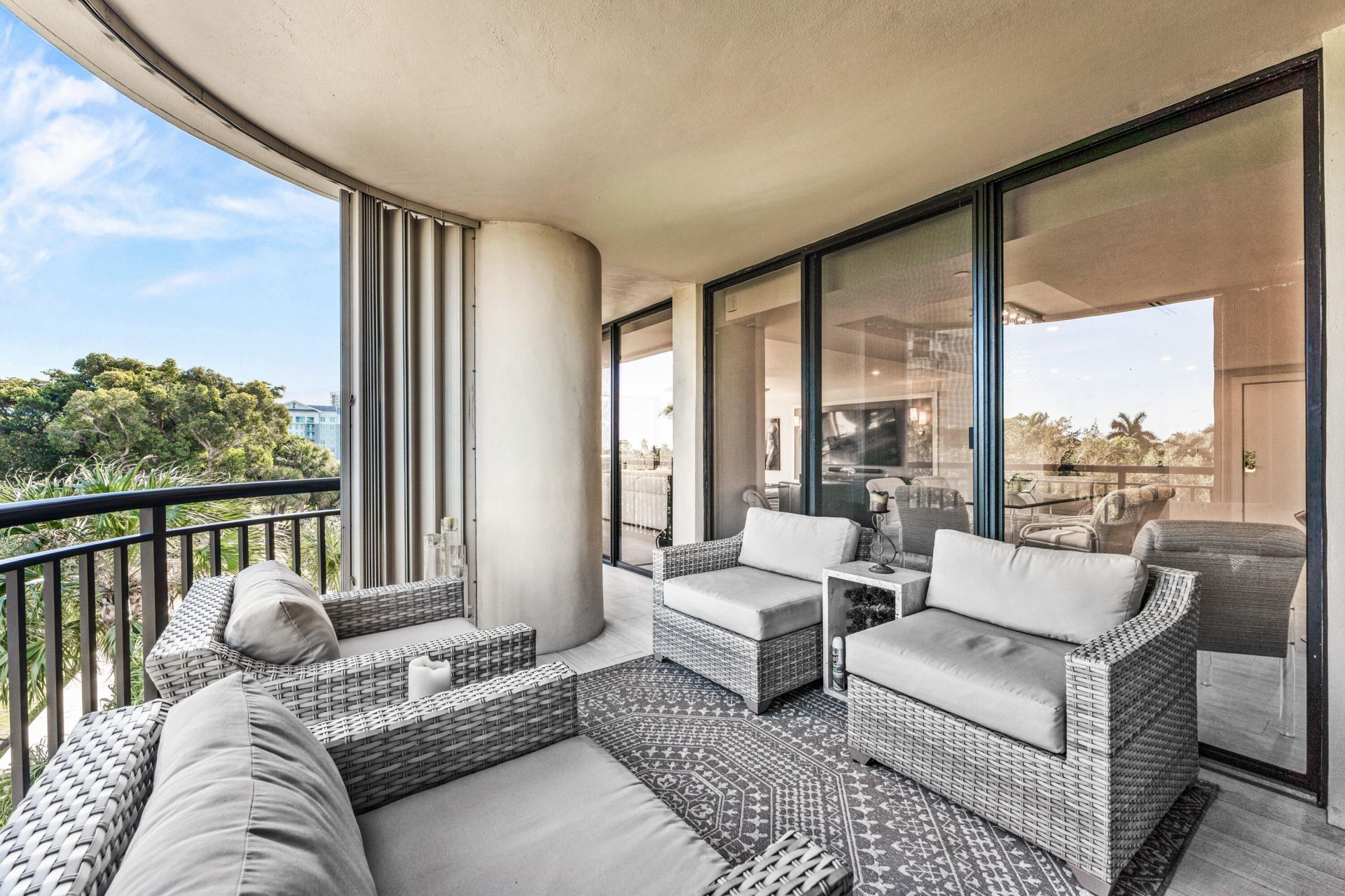 2427 Presidential Way, Unit 404, West Palm Beach, FL 33401 Photo