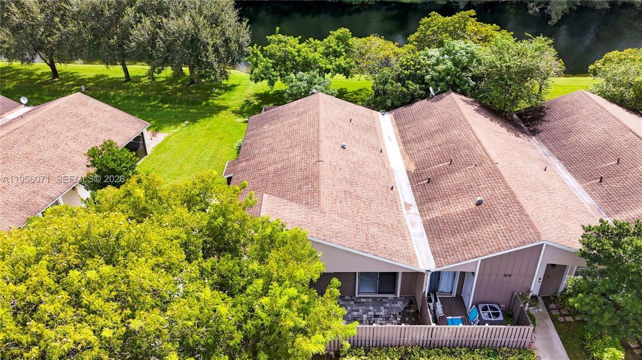 570 Woodgate Cir, Unit A, Sunrise, FL 33326 Photo