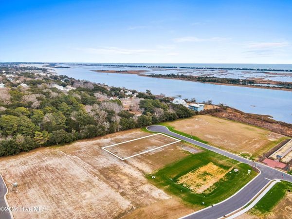 100 N Glimmering Glass Lane, Hampstead, NC 28443