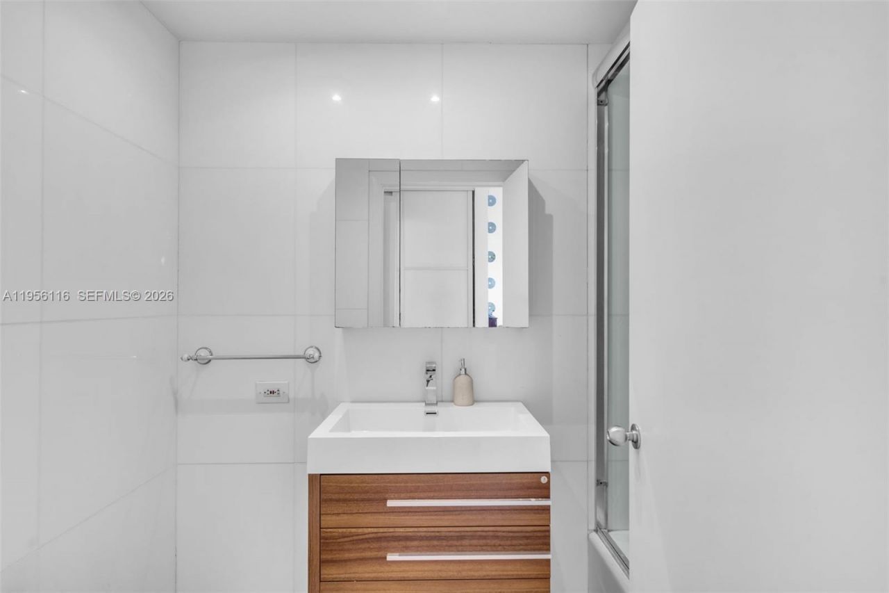 808 Brickell Key Dr, Unit 1808, Miami, FL 33131 Photo