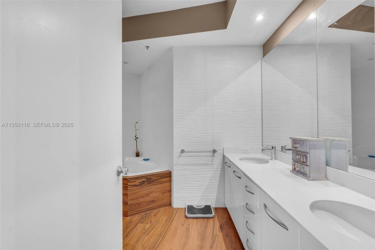 808 Brickell Key Dr, Unit 1808, Miami, FL 33131 Photo