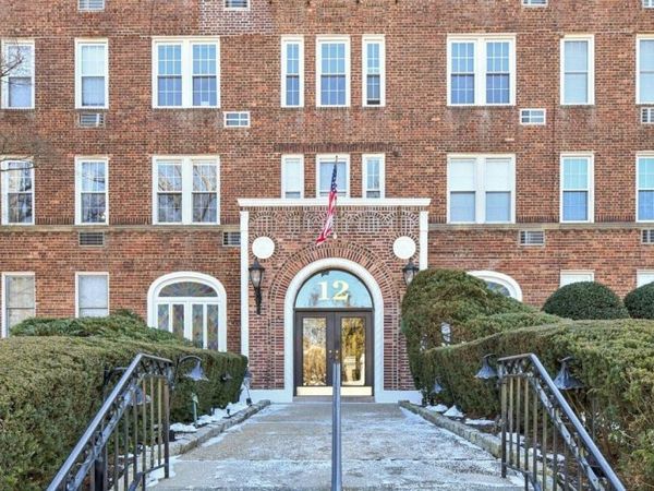 12 Hamilton Place, Unit B5, Garden City, NY 11530