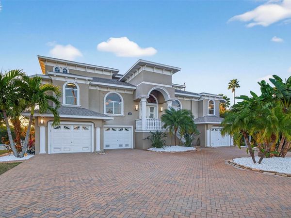 8880 COMMODORE DRIVE, SEMINOLE, FL 33776