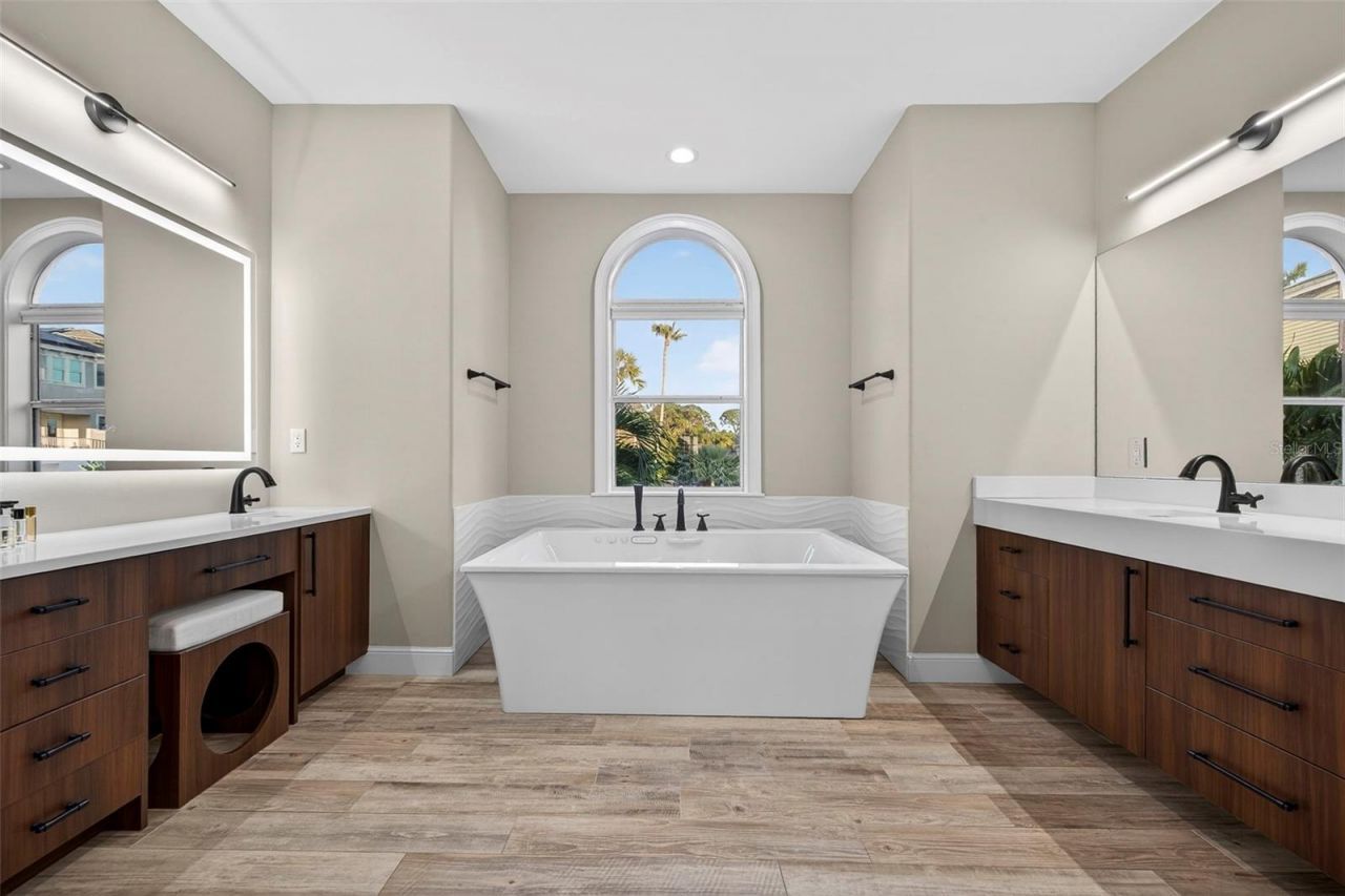 8880 Commodore Drive, Seminole, FL 33776 Photo