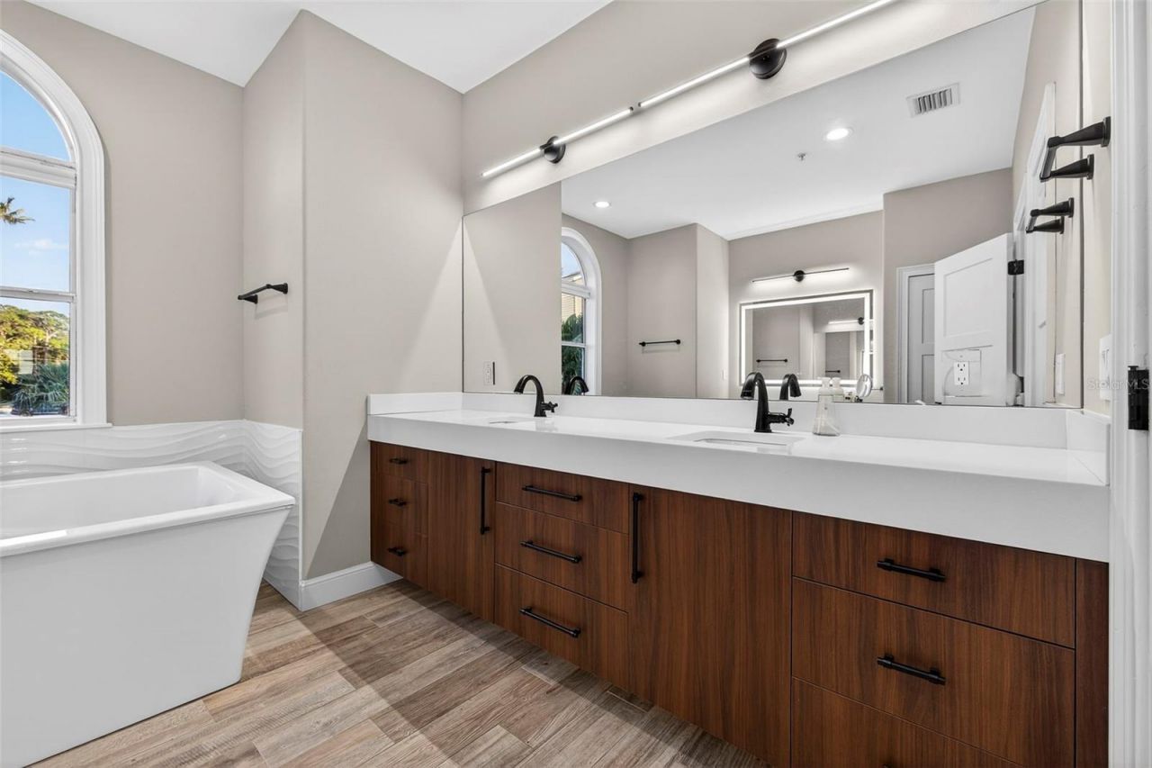 8880 Commodore Drive, Seminole, FL 33776 Photo