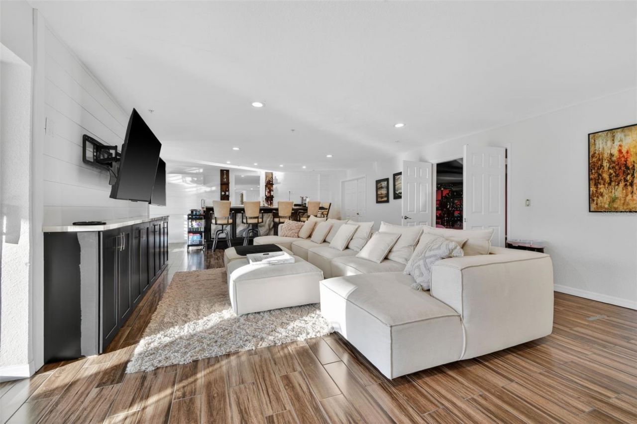 8880 Commodore Drive, Seminole, FL 33776 Photo