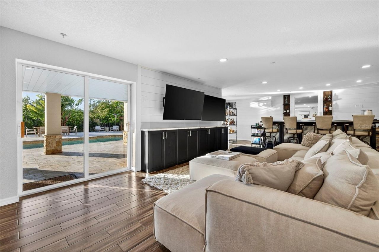 8880 Commodore Drive, Seminole, FL 33776 Photo