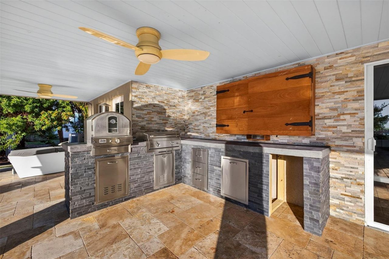 8880 Commodore Drive, Seminole, FL 33776 Photo