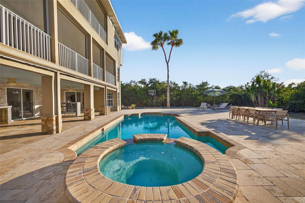 8880 Commodore Drive, Seminole, FL 33776 Photo