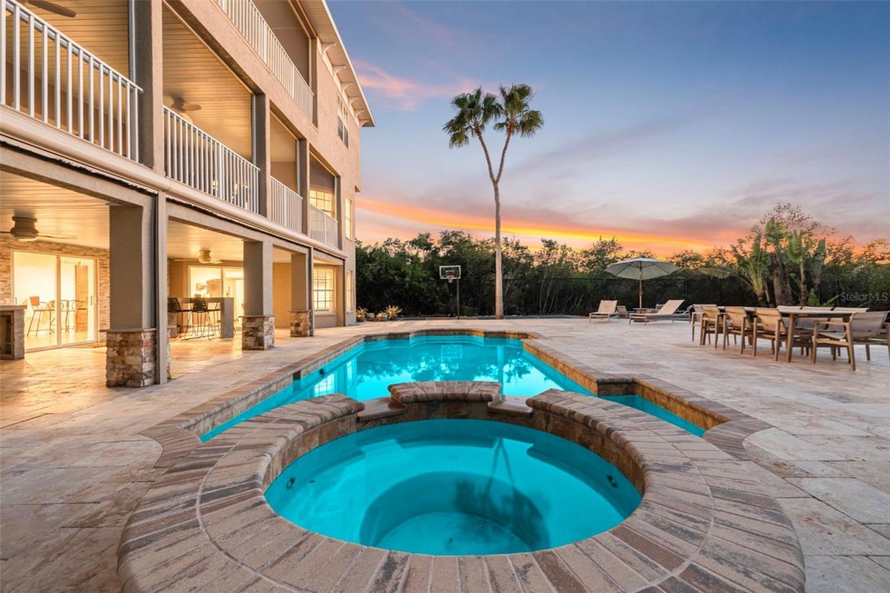 8880 Commodore Drive, Seminole, FL 33776 Photo