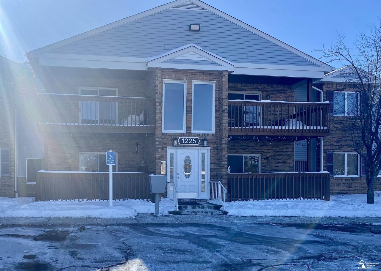 1225 Harbour Drive, Trenton, MI 48183 Main Photo